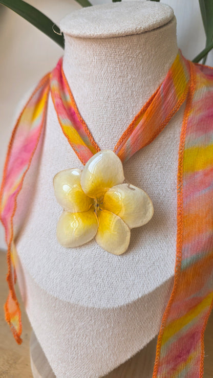 Collar plumeria y seda