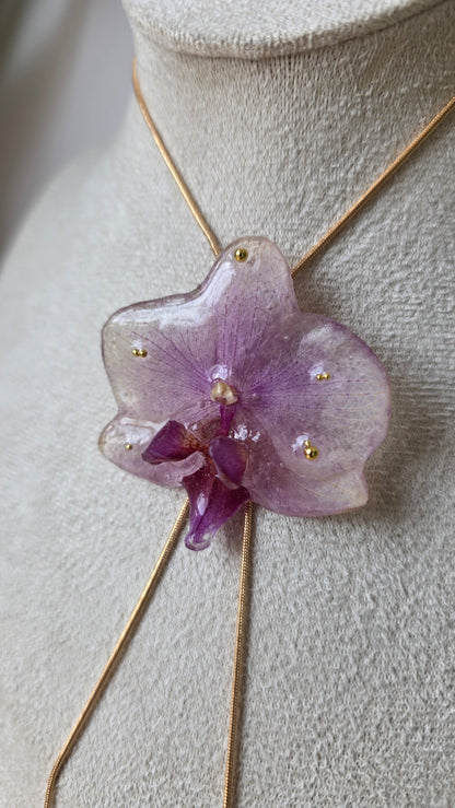 Collar regulable de orquidea.