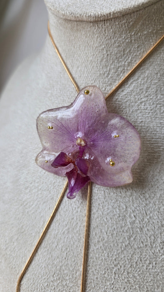Collar regulable de orquidea.