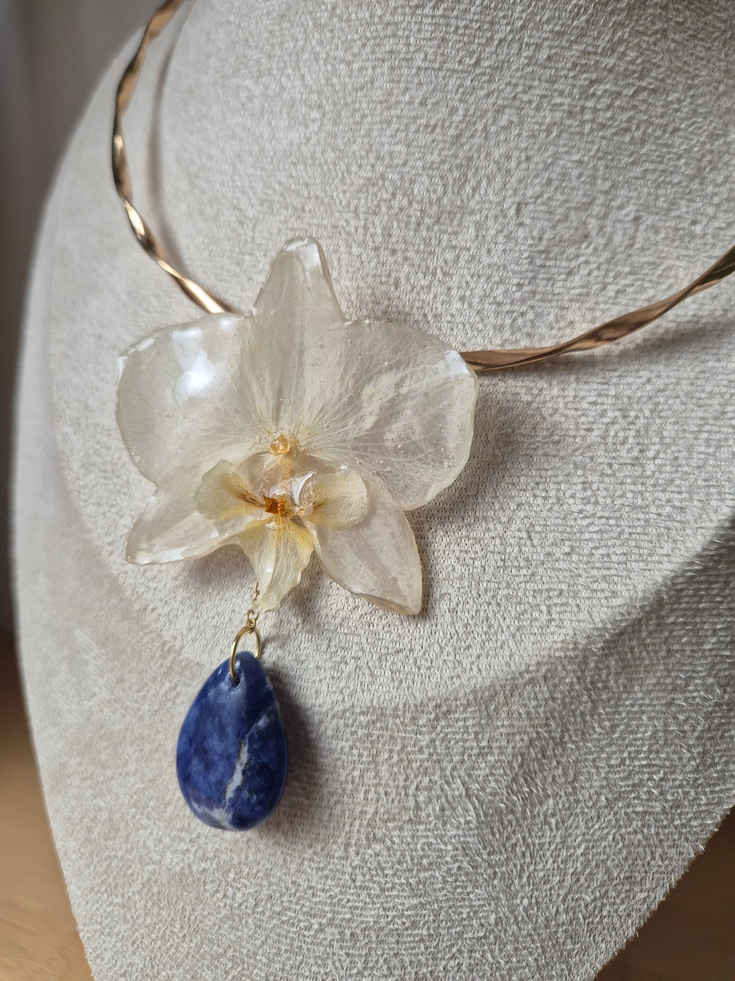 Choker orquidea Phalaenopsis y Lapislázuli.