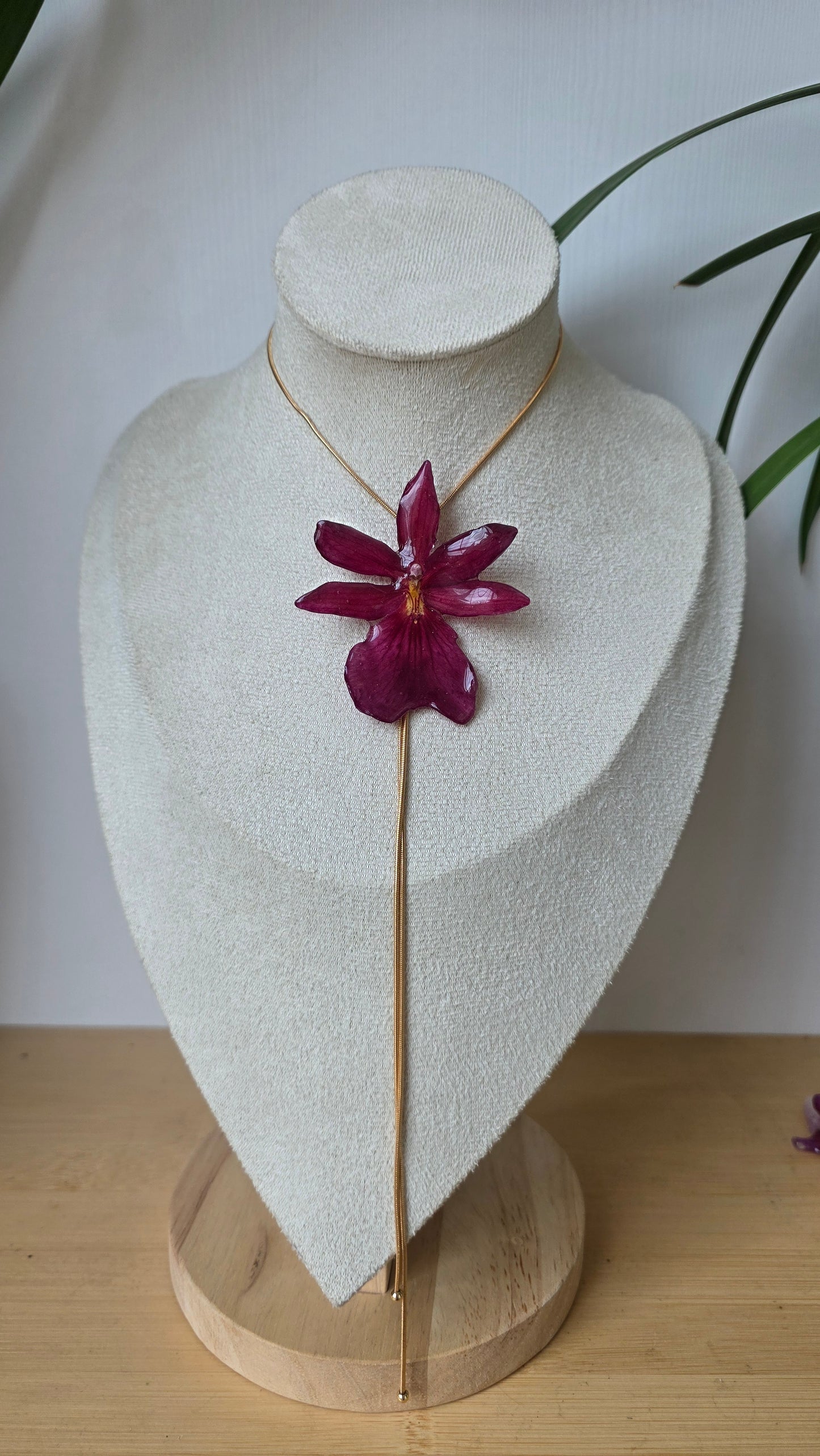 Collar regulable de orquidea.