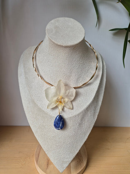 Choker orquidea Phalaenopsis y Lapislázuli.