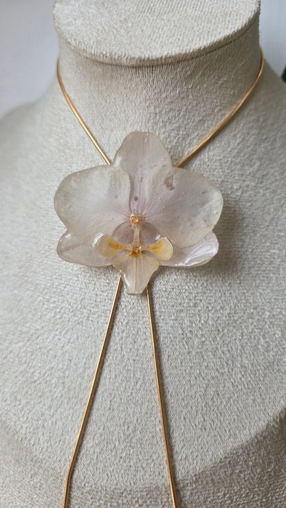 Collar regulable de orquidea.