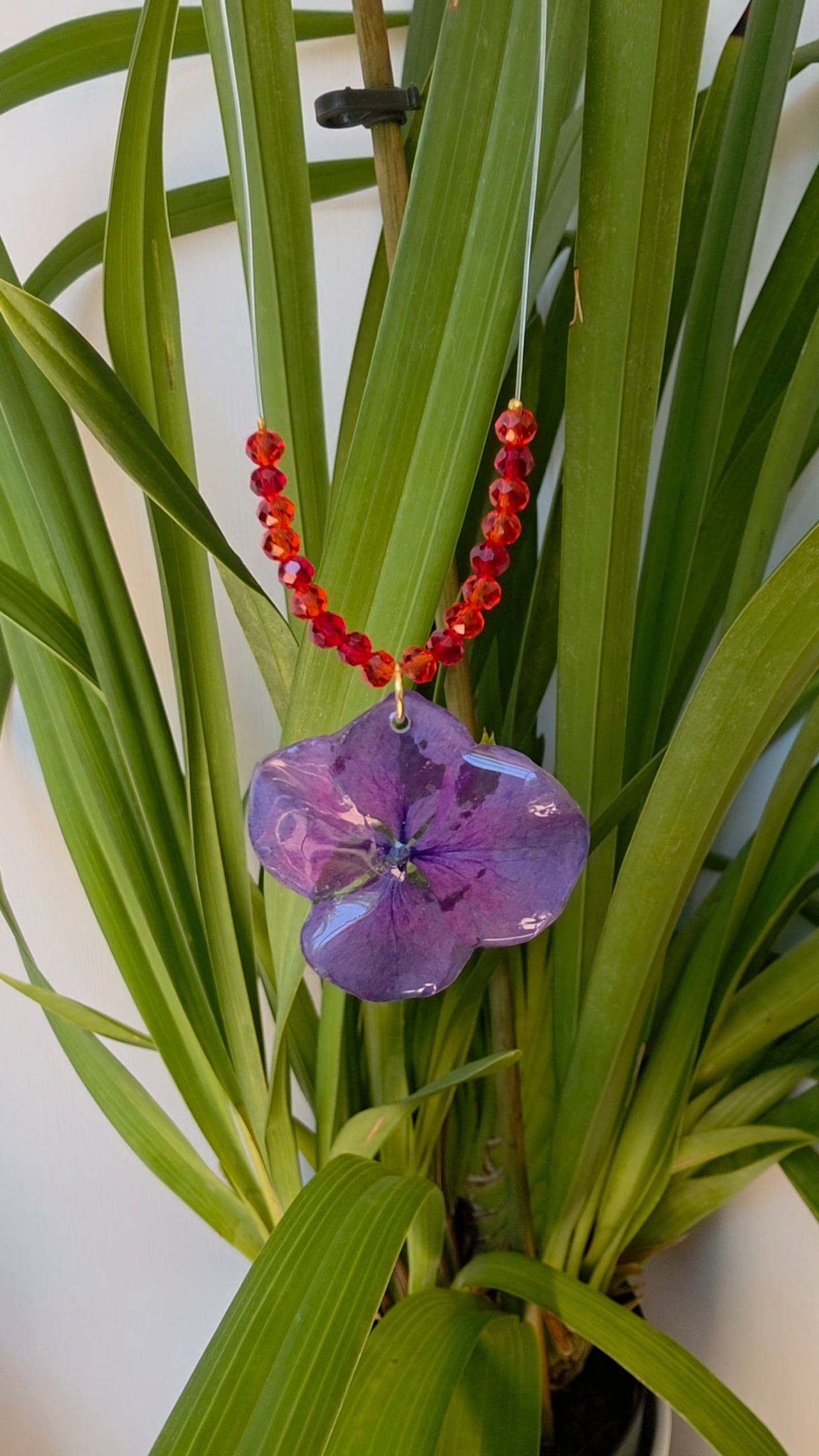 Collar Hortensia Morada & Destellos Rojos
