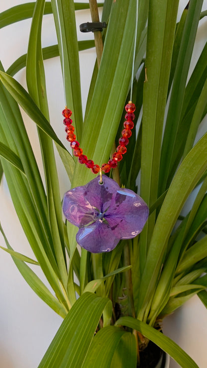 Collar Hortensia Morada & Destellos Rojos