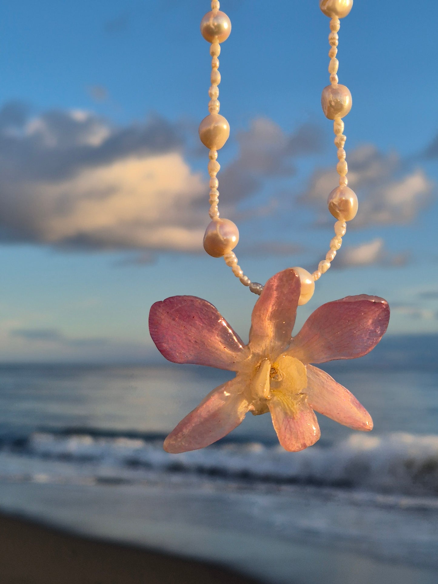 Collar de perlas y orquidea Dendrobium