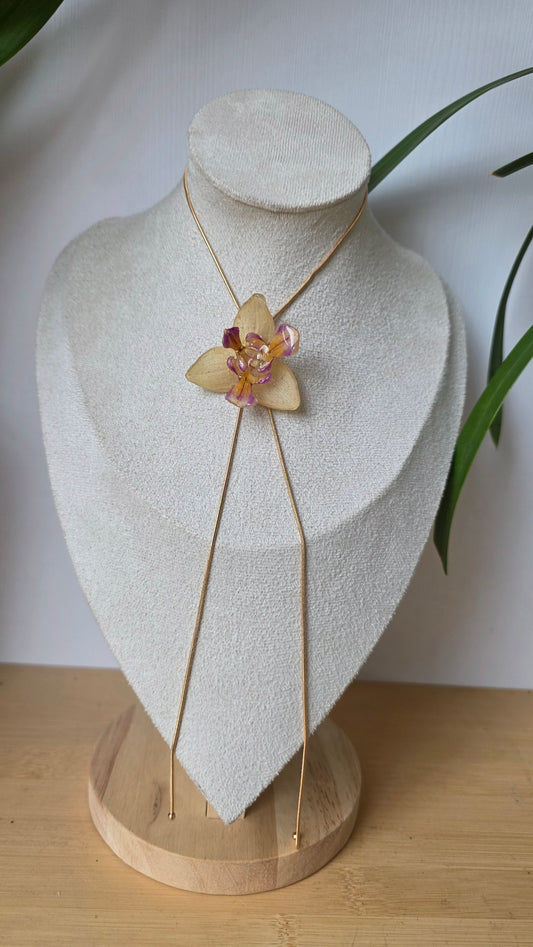 Collar regulable de orquidea.