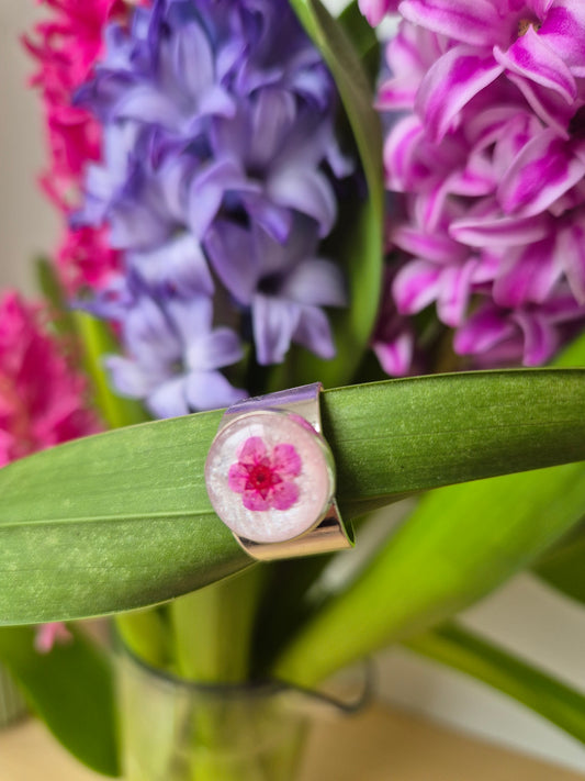 Anillo con flor rosa