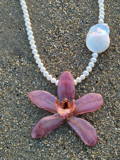 Collar de perlas y orquídea Cymbidium