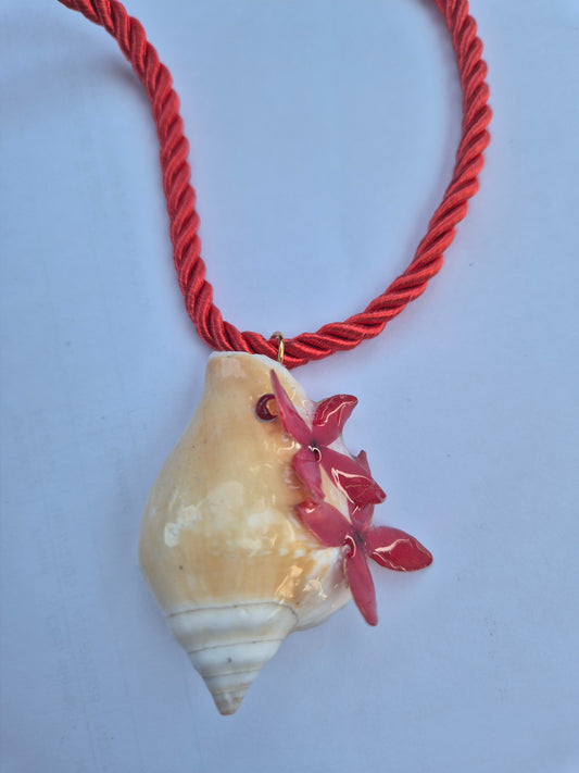 Colgante caracola con flores caribeñas