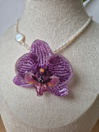 Collar de perlas con orquidea Phalaenopsis