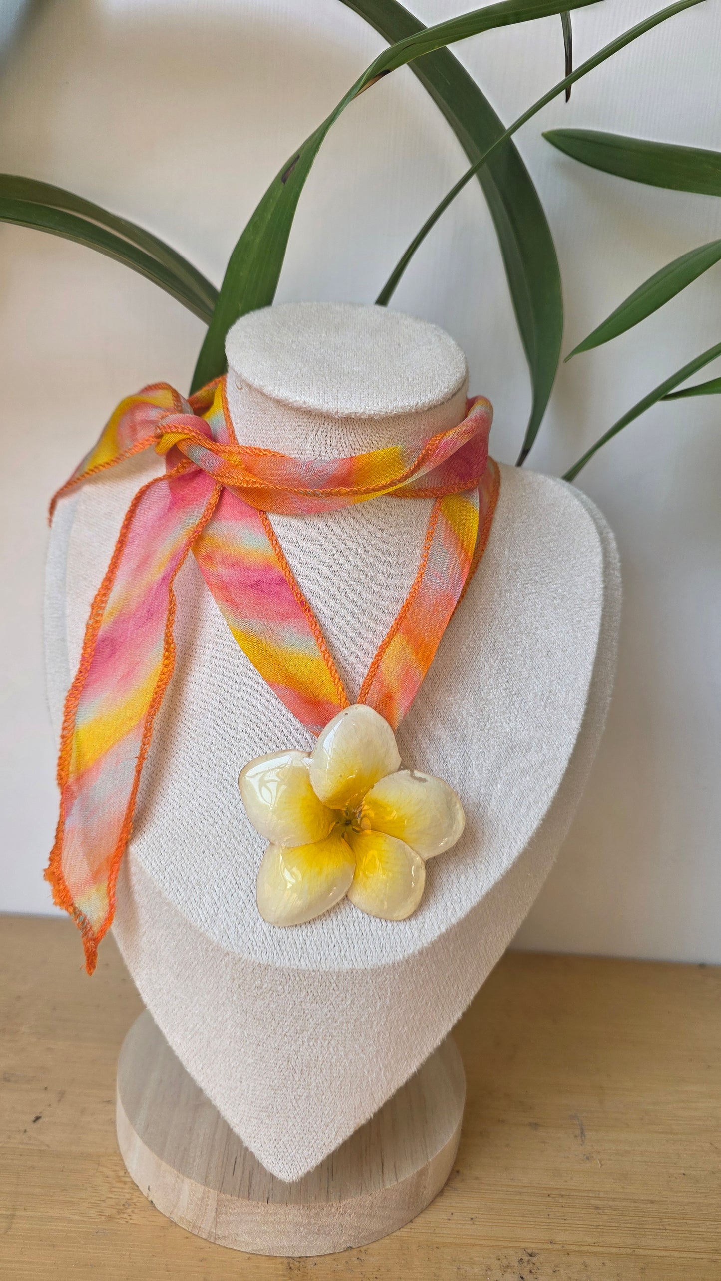 Collar plumeria y seda