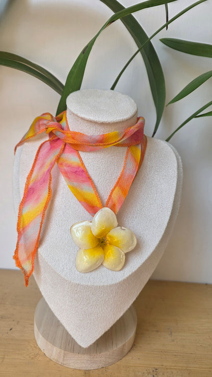 Collar plumeria y seda