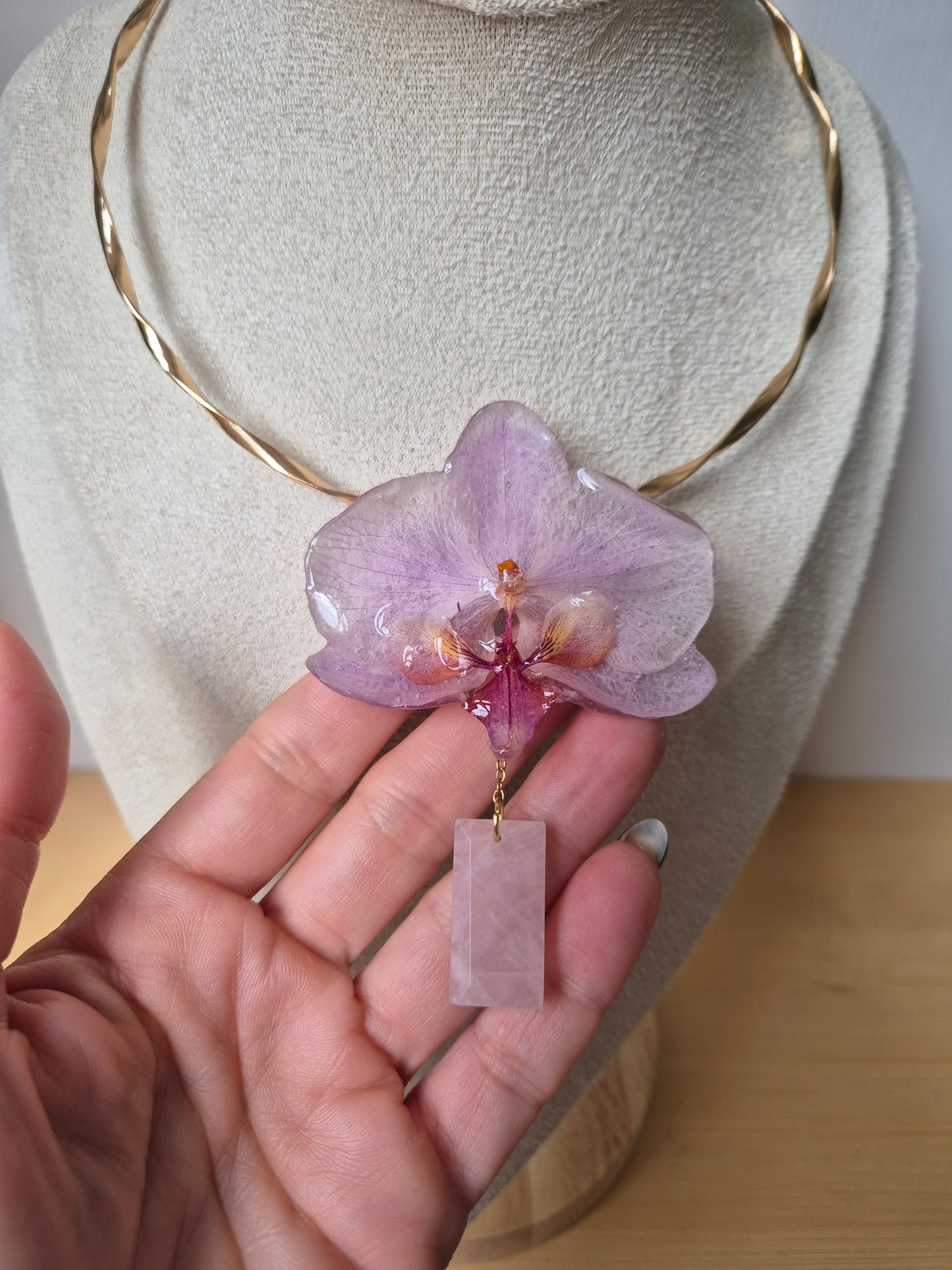 Choker orquidea Phalaenopsis y cuarzo rosa