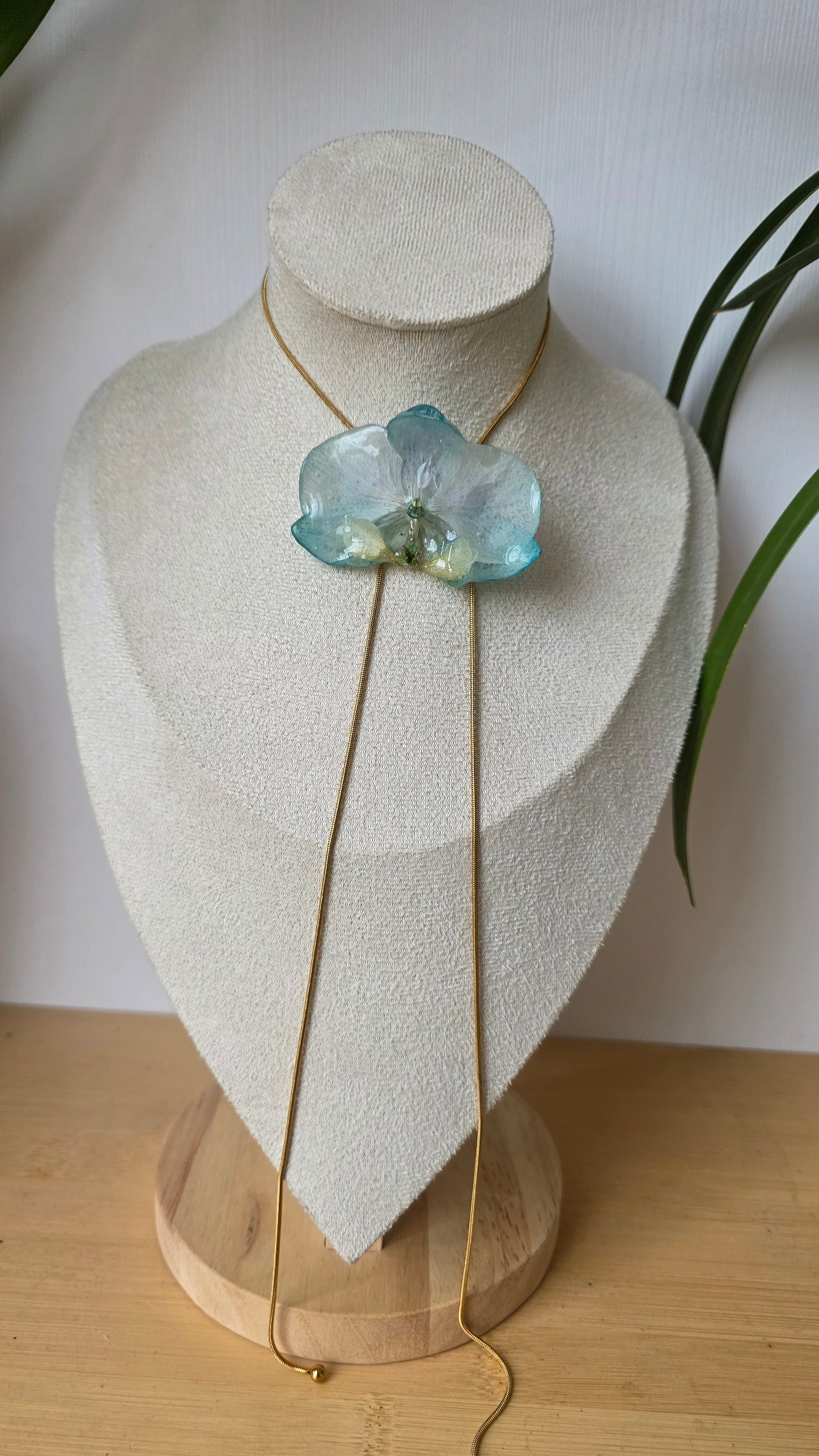 Collar regulable de orquidea.