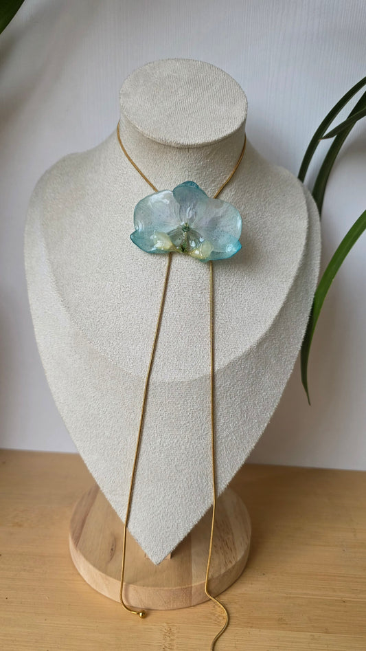 Collar regulable de orquidea.