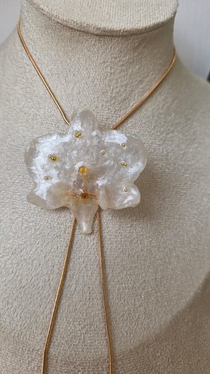 Collar regulable de orquidea.