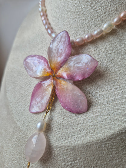 Colgante de perlas y plumeria