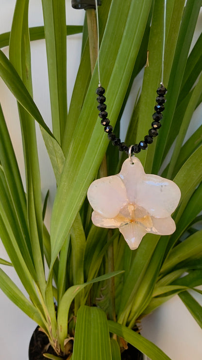 Collar Orquídea Blanca & Piedras Negras