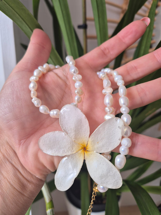Colgante de perlas y plumeria