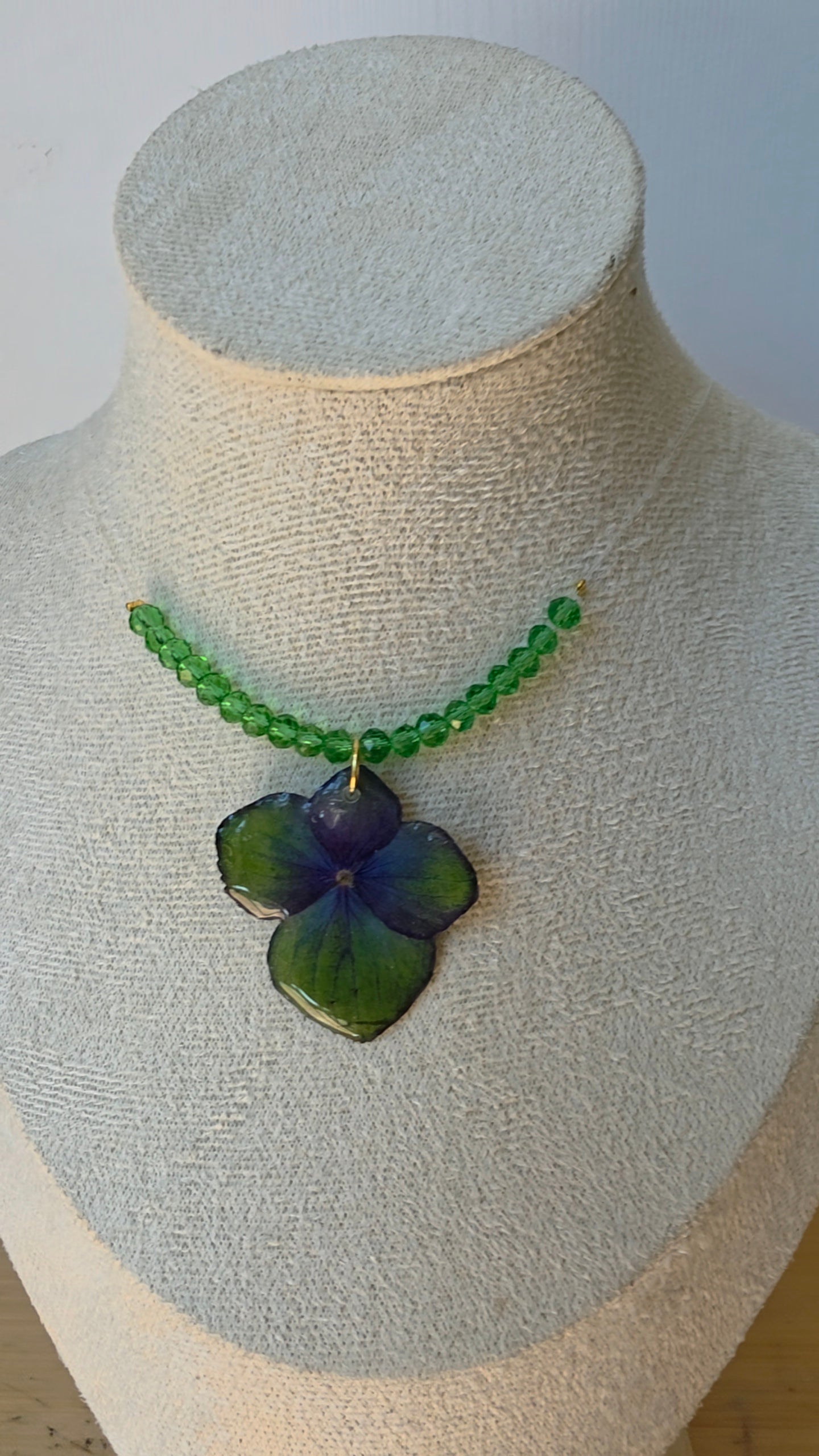 Collar Hortensia Verde & Destellos Esmeralda