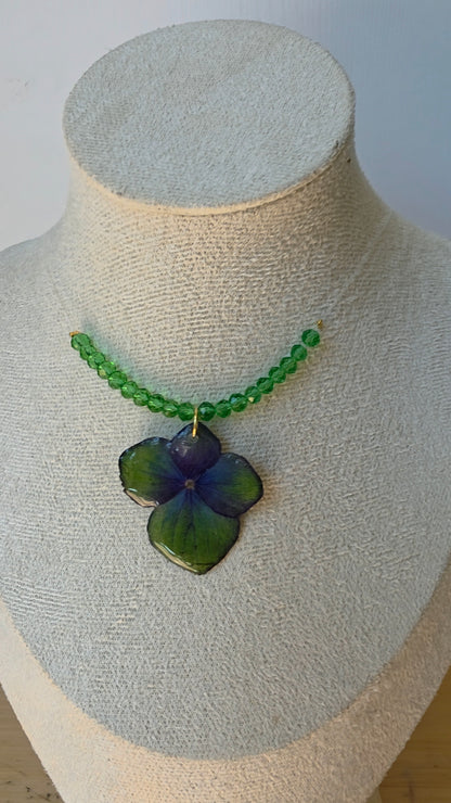 Collar Hortensia Verde & Destellos Esmeralda