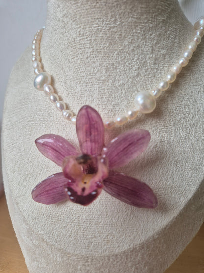 Collar de perlas y orquidea Cymbidium