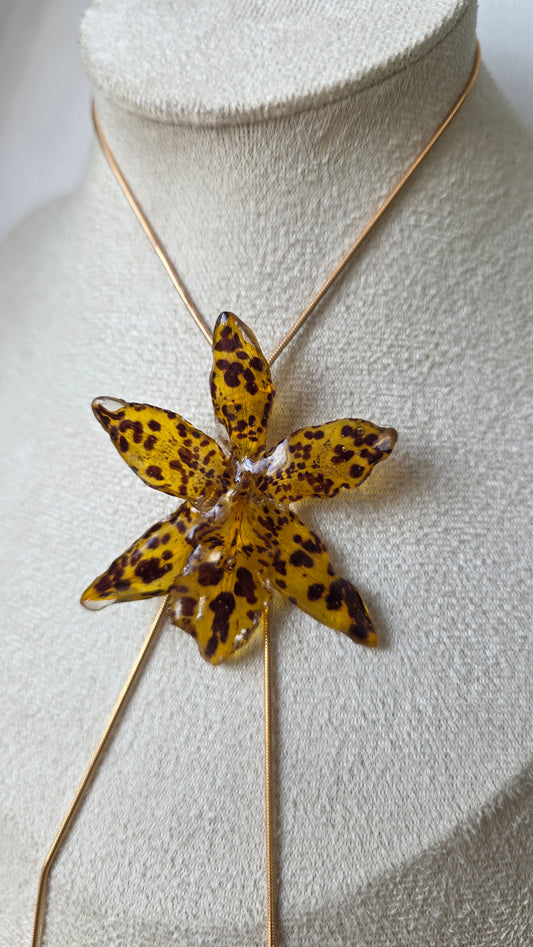 Collar regulable de orquidea.