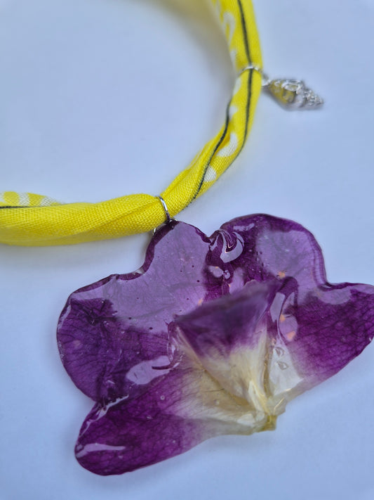 Colgante orquidea Dendrobium con dijes