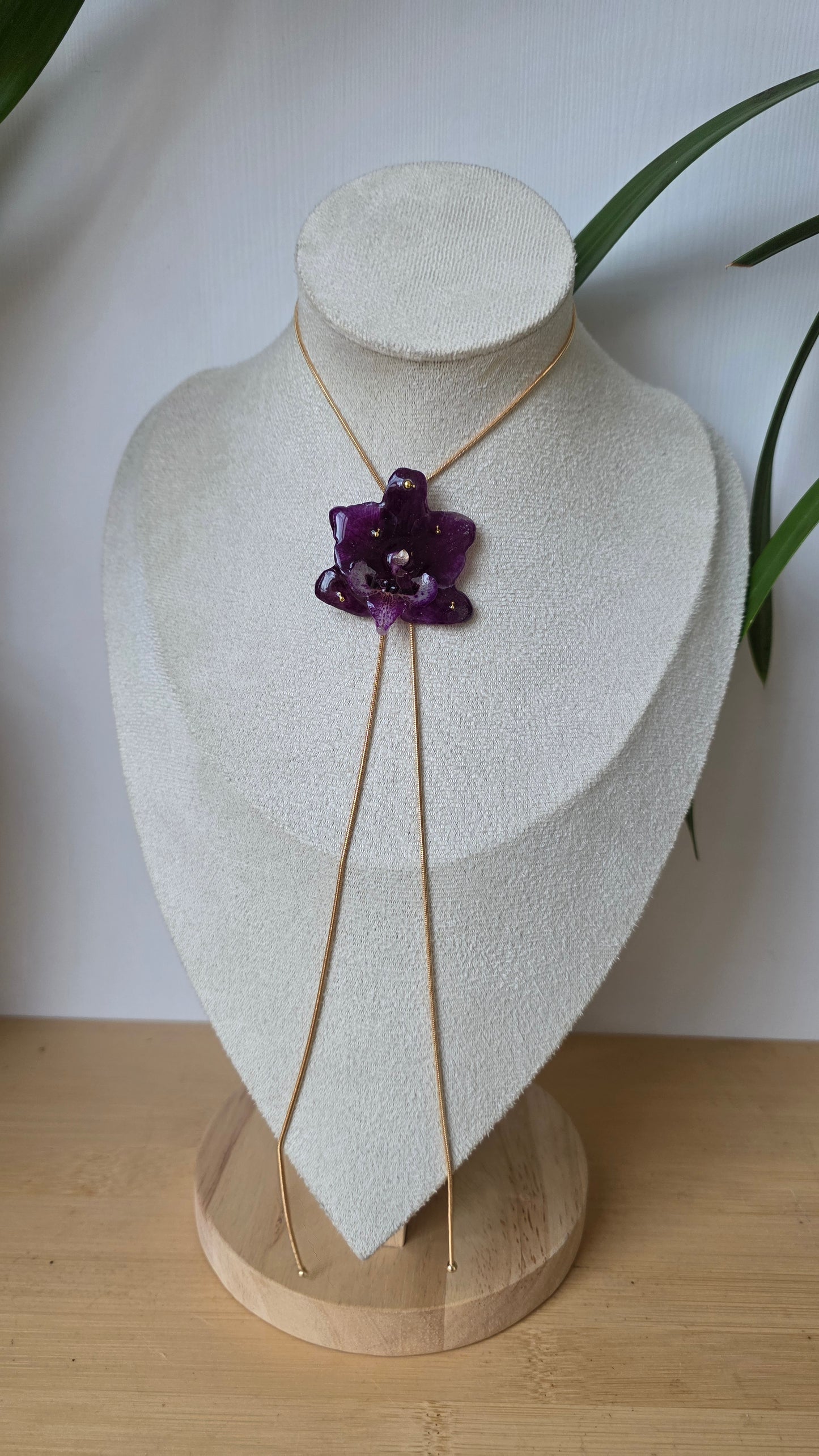 Collar regulable de orquidea.