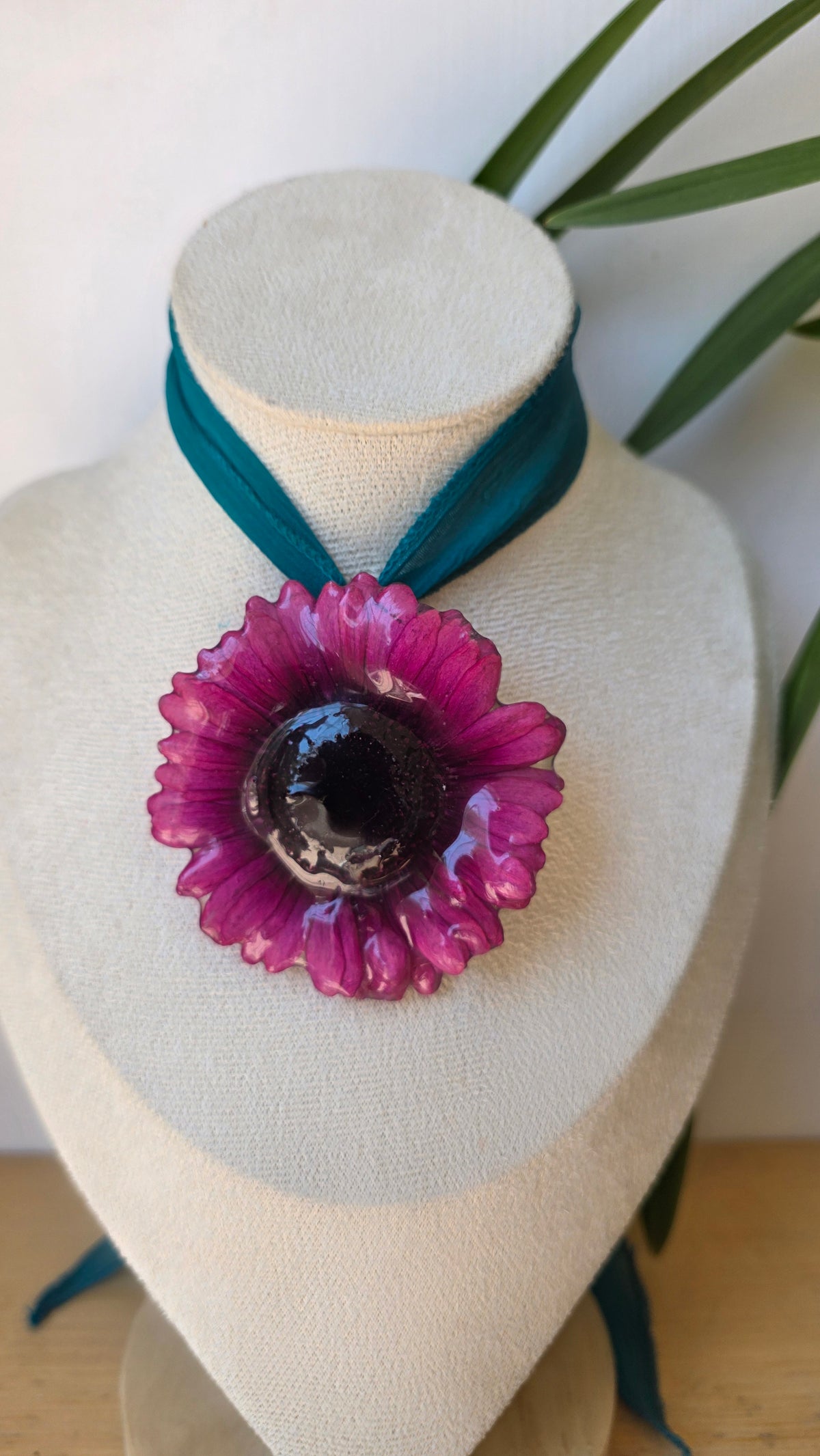 Collar plumeria y seda