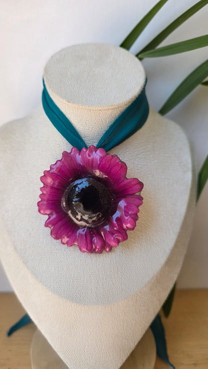 Collar plumeria y seda