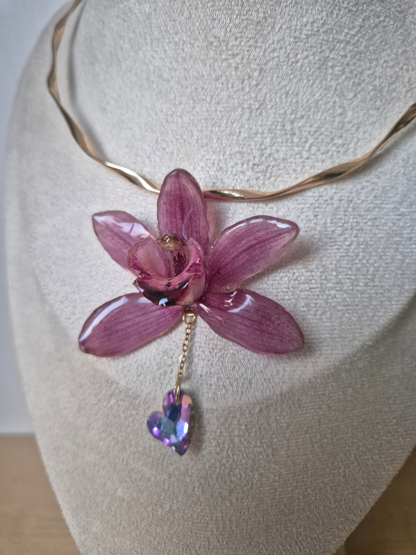 Choker orquidea Cymbidium rosa y corazón decorativo.