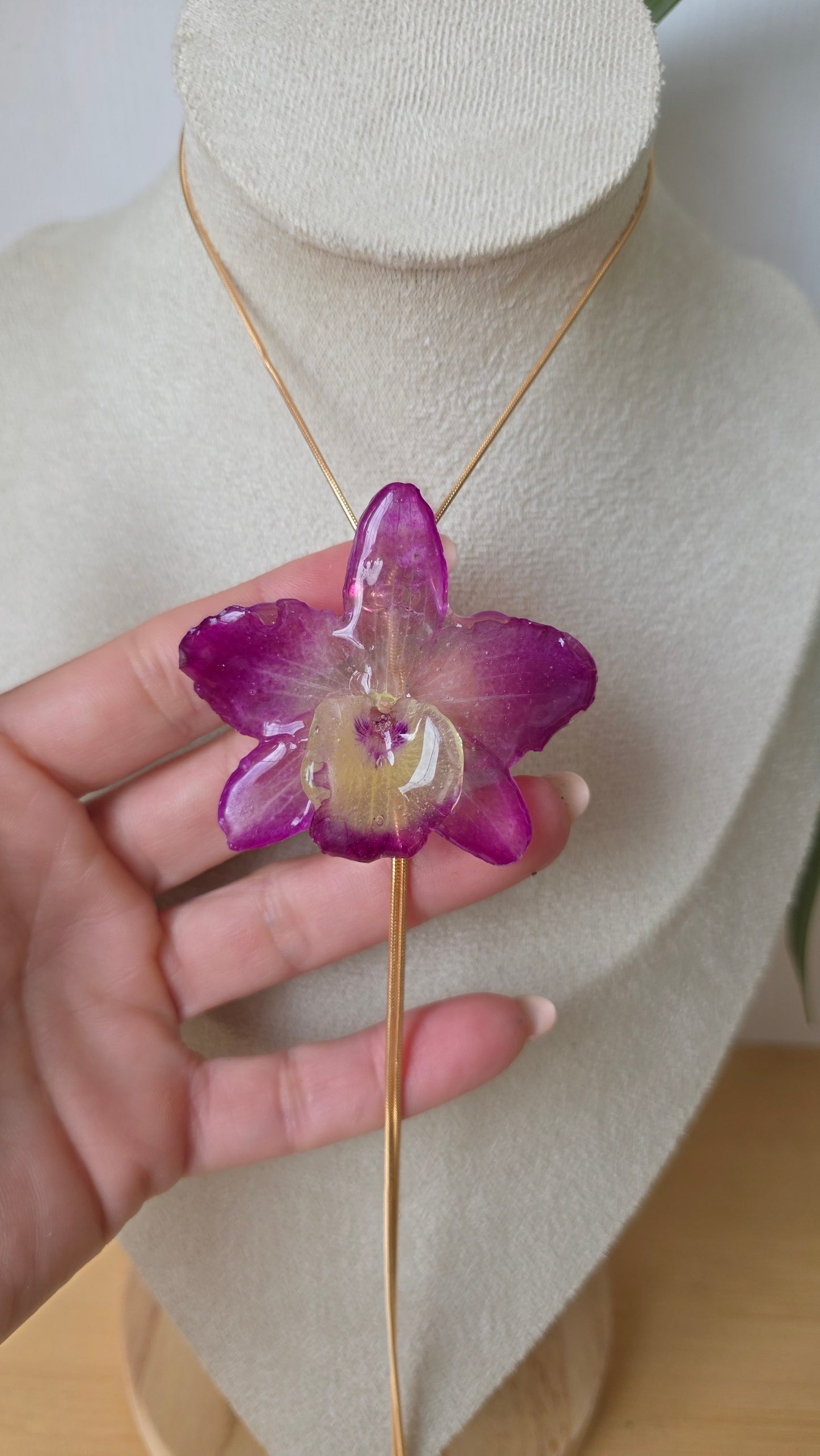 Collar regulable de orquidea.