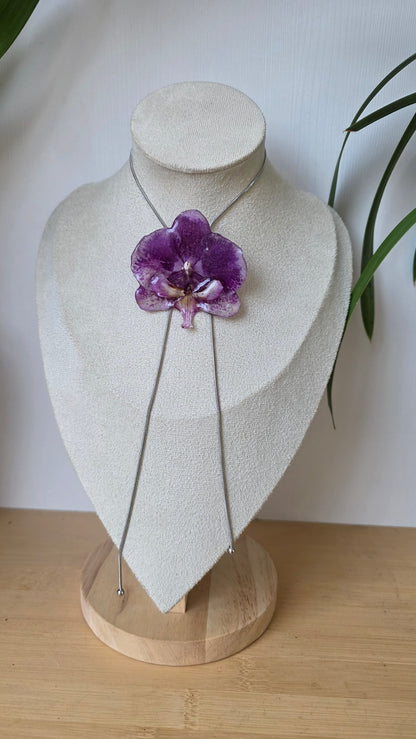Collar regulable de orquidea.