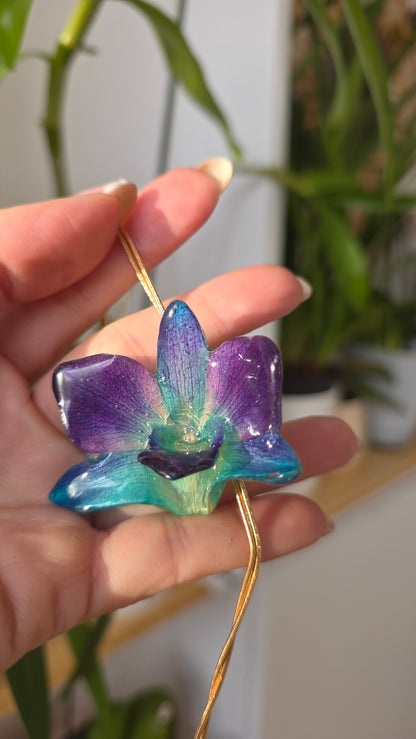 Collar regulable de orquidea.