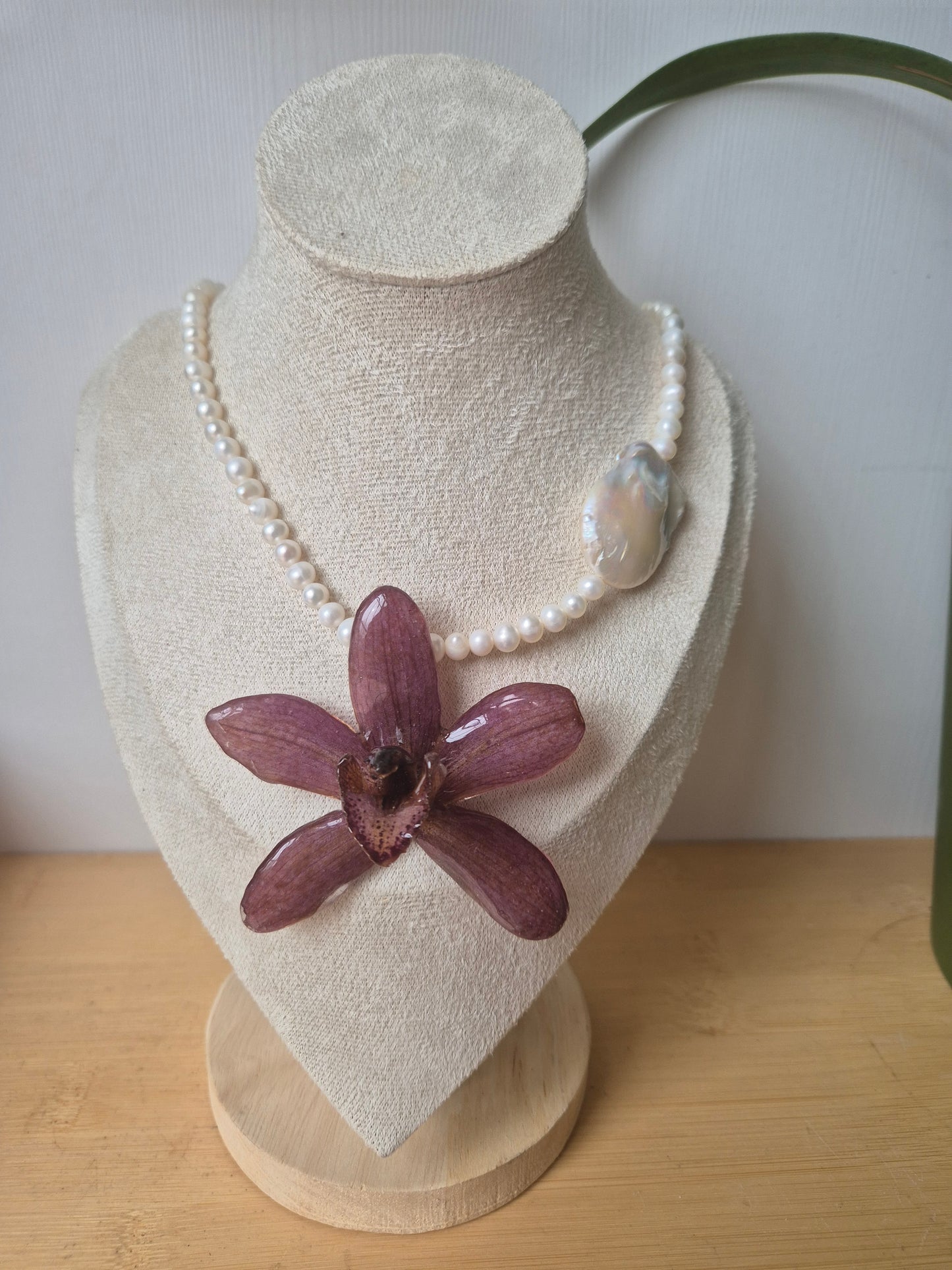 Collar de perlas y orquídea Cymbidium