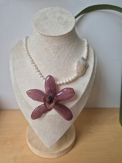 Collar de perlas y orquídea Cymbidium