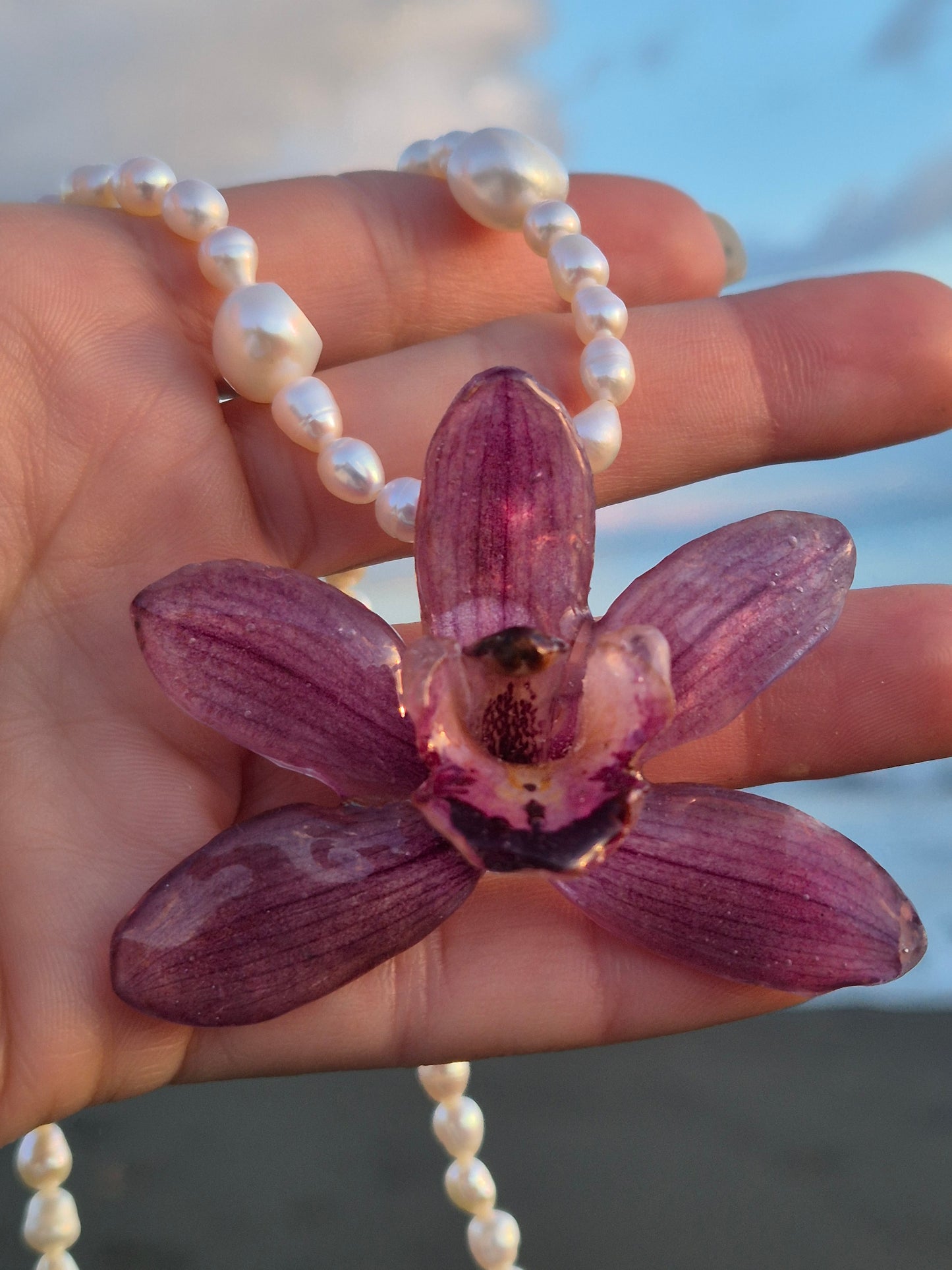 Collar de perlas y orquidea Cymbidium