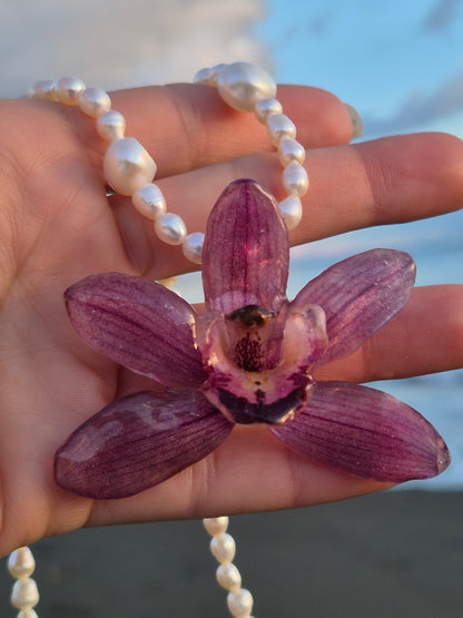 Collar de perlas y orquidea Cymbidium