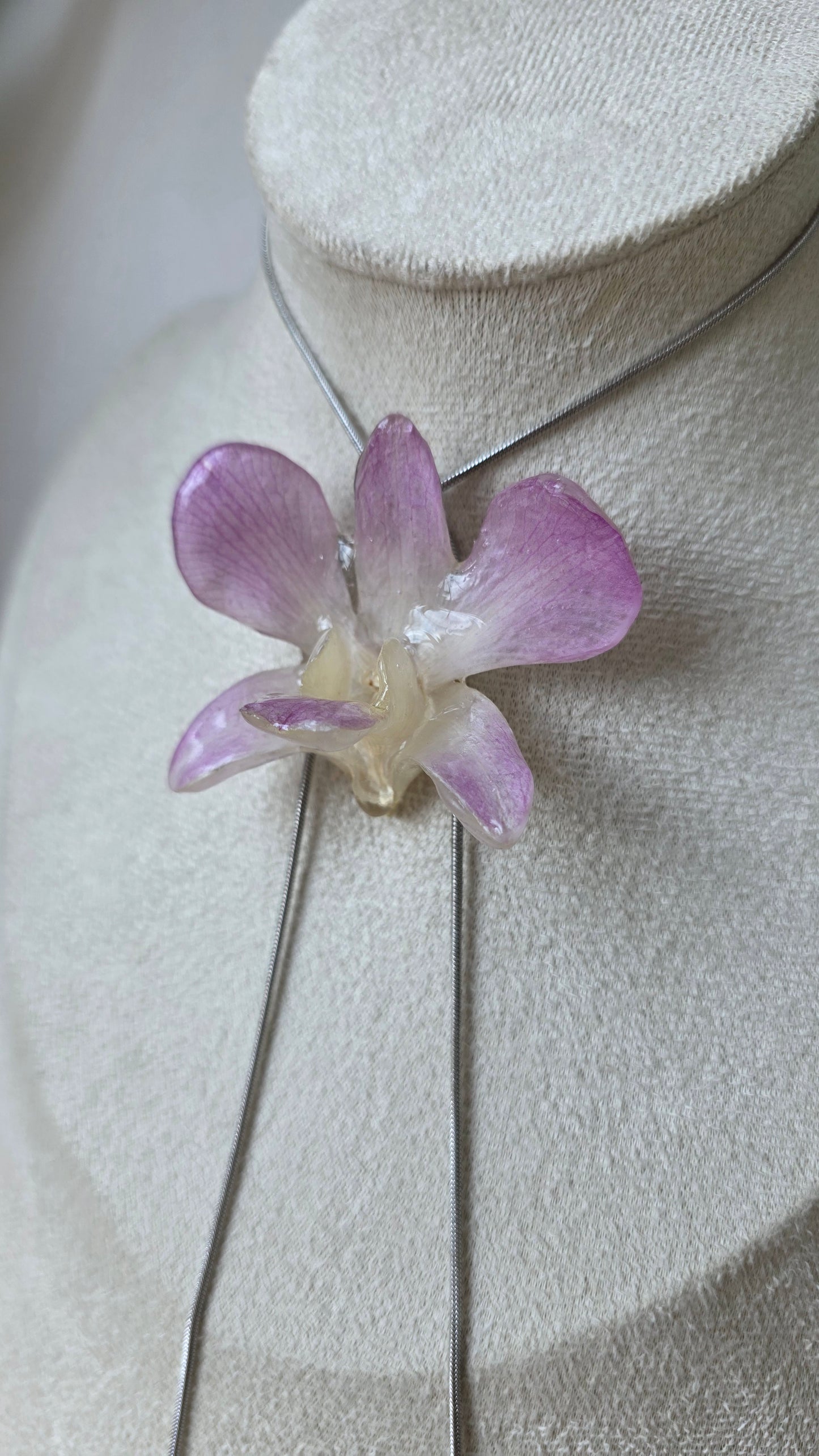 Collar regulable de orquidea.
