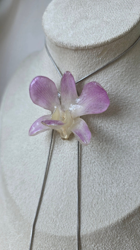 Collar regulable de orquidea.