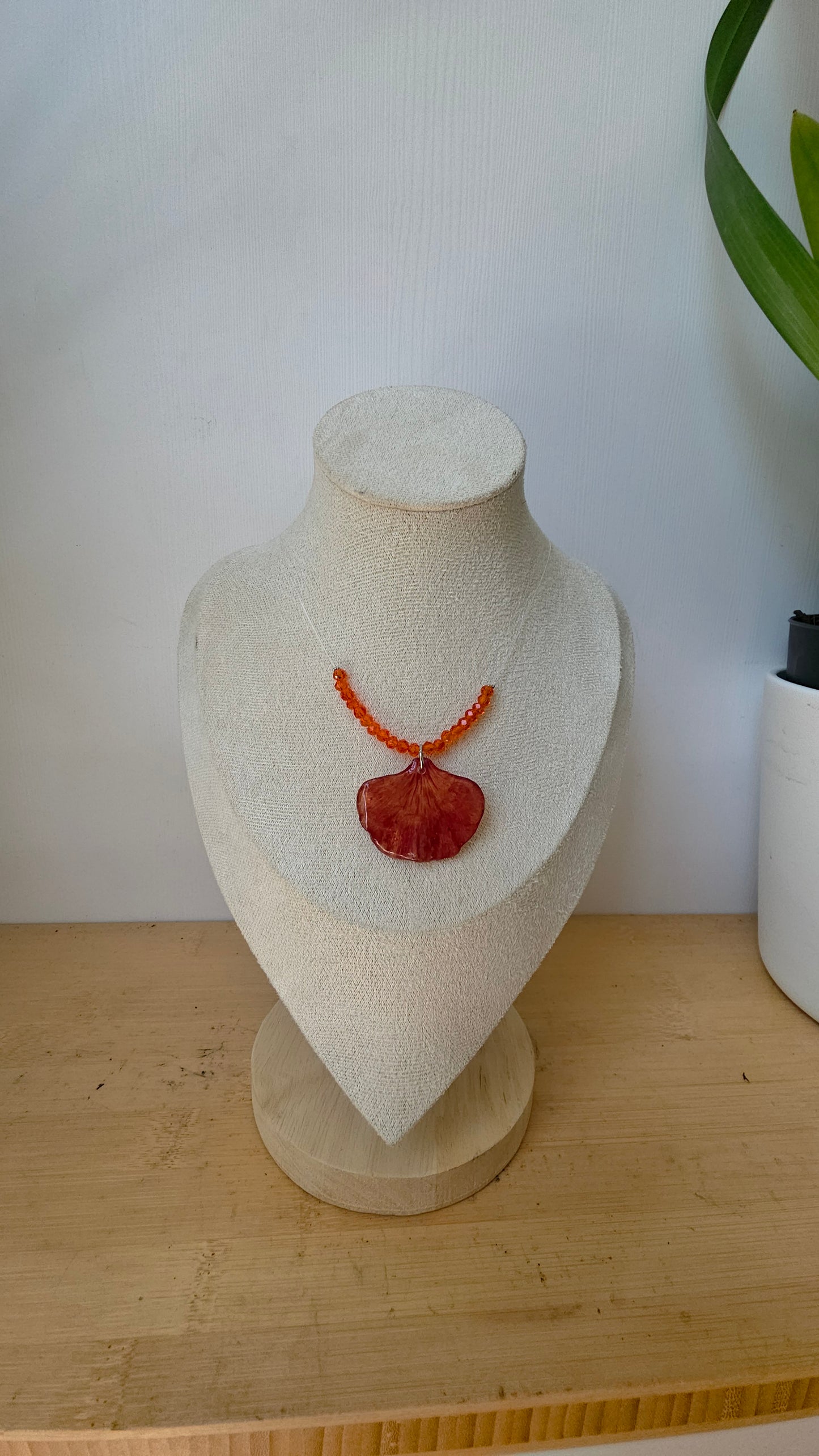 Collar Pétalo de Flamboyán & Destellos Naranjas