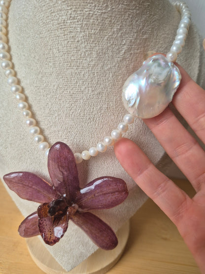 Collar de perlas y orquídea Cymbidium
