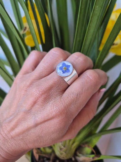 Anillo con flor azul siempre viva