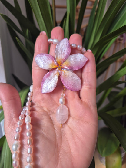 Colgante de perlas y plumeria
