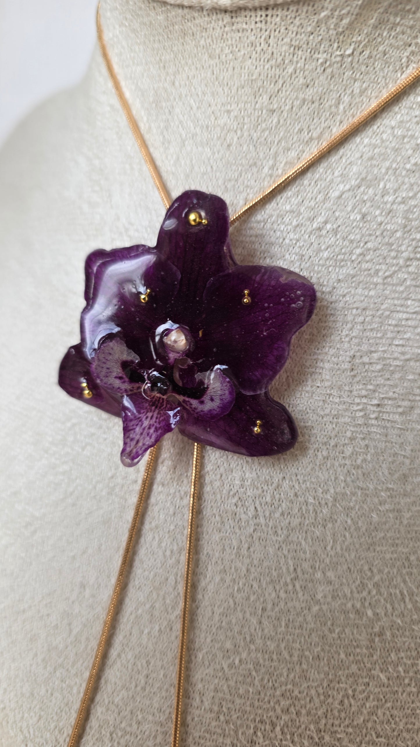 Collar regulable de orquidea.