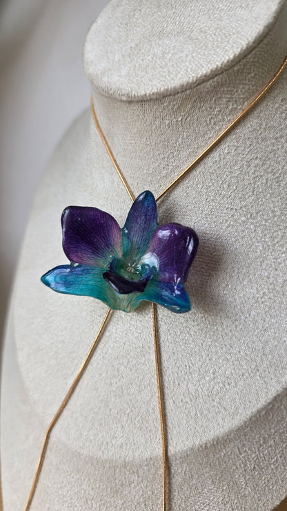 Collar regulable de orquidea.