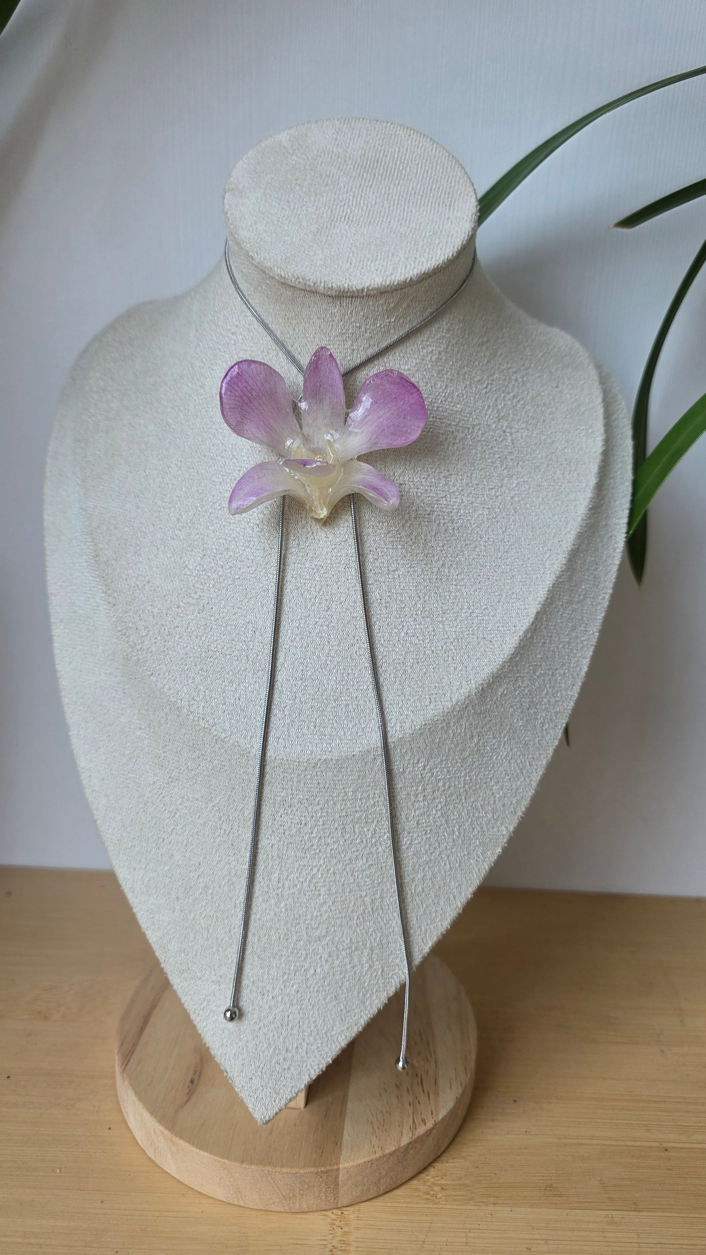 Collar regulable de orquidea.