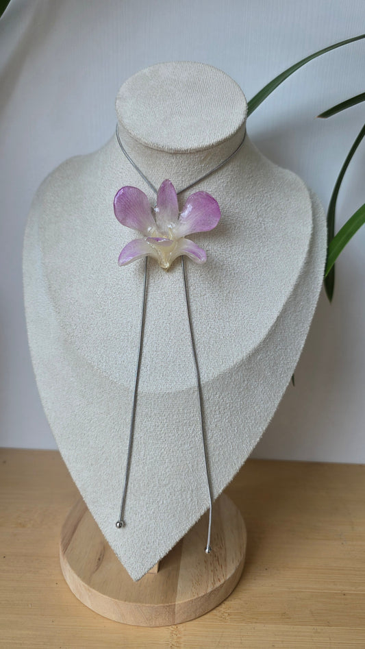 Collar regulable de orquidea.